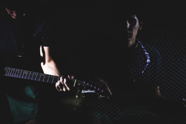 Doble exposicion con guitarra